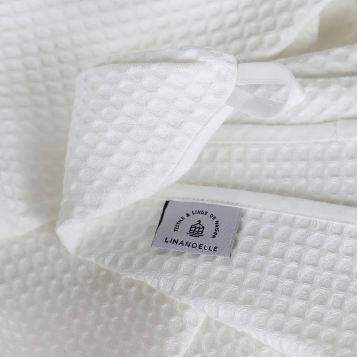 - Lot de deux serviettes nid d'abeille en coton blanc 50x100 cm