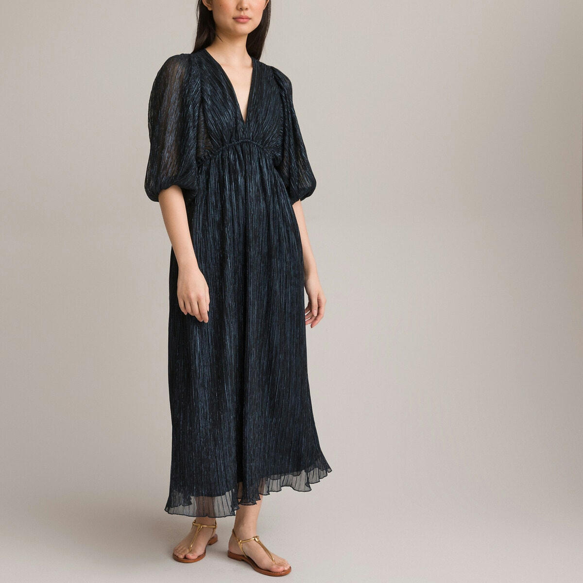 Robe col v, manches bouffantes, maille brillante
