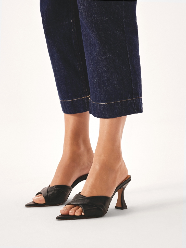 Pointed mules in black leather