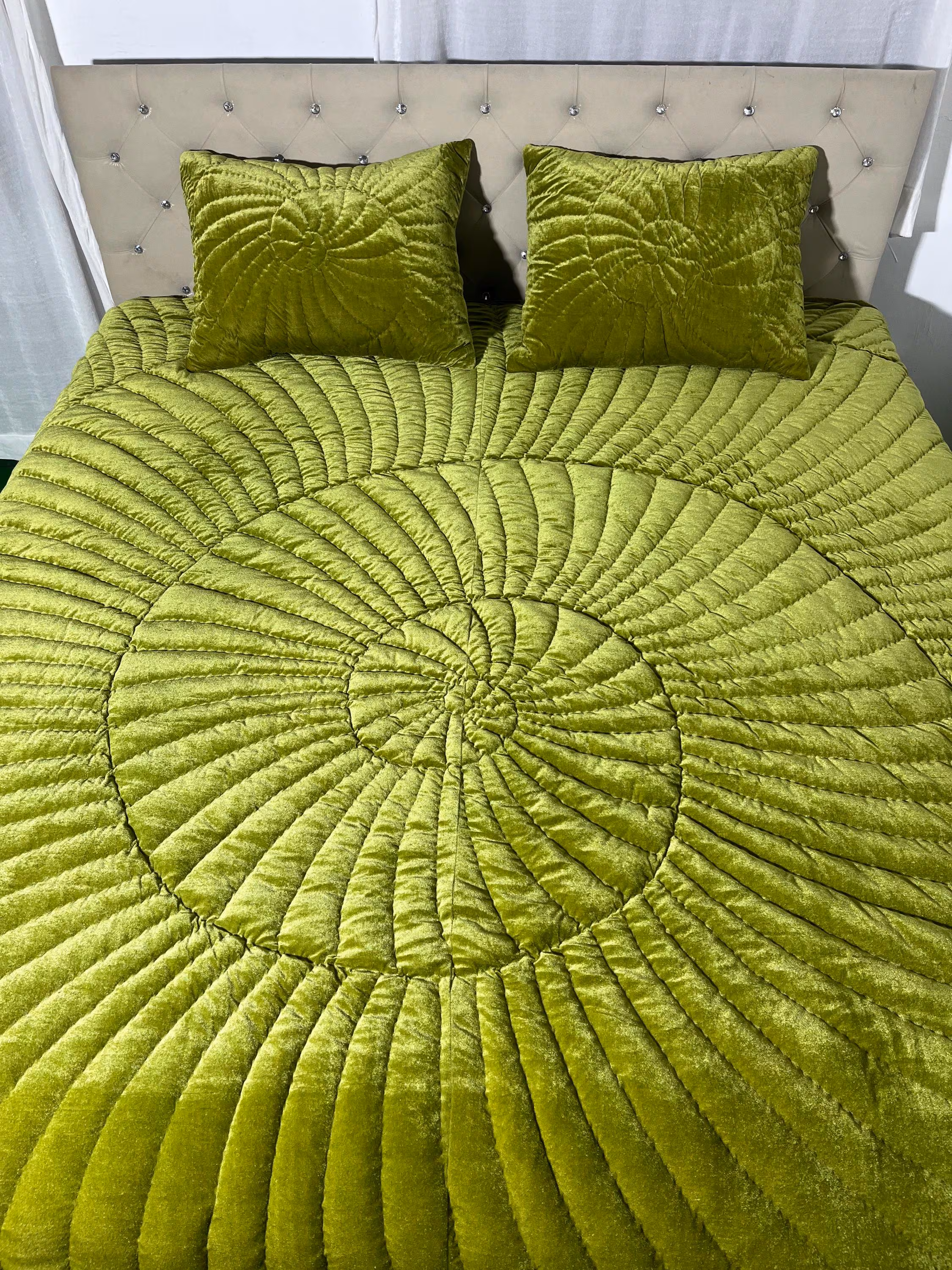 Olive Green Velvet Quilt: Cozy Bedding Set with Tassels Halloween Gifts
