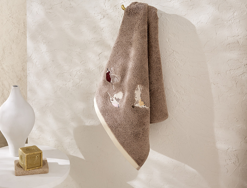 Serviette de bain brodéeÀ vol d'oiseaux