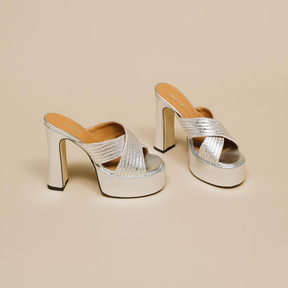 Mules à brides croisées et plateformesen raphia métallisé argent | JACKIE