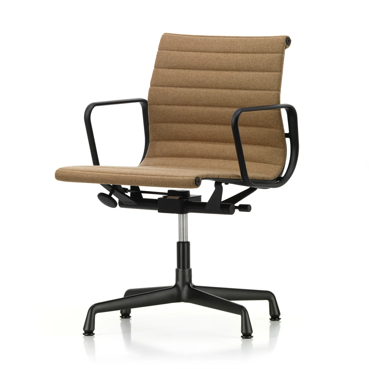 Vitra - EA 132 Bürostuhl mit Armlehnen drehbar, deep black / Cosy 2, papyrus (Filzgleiter)