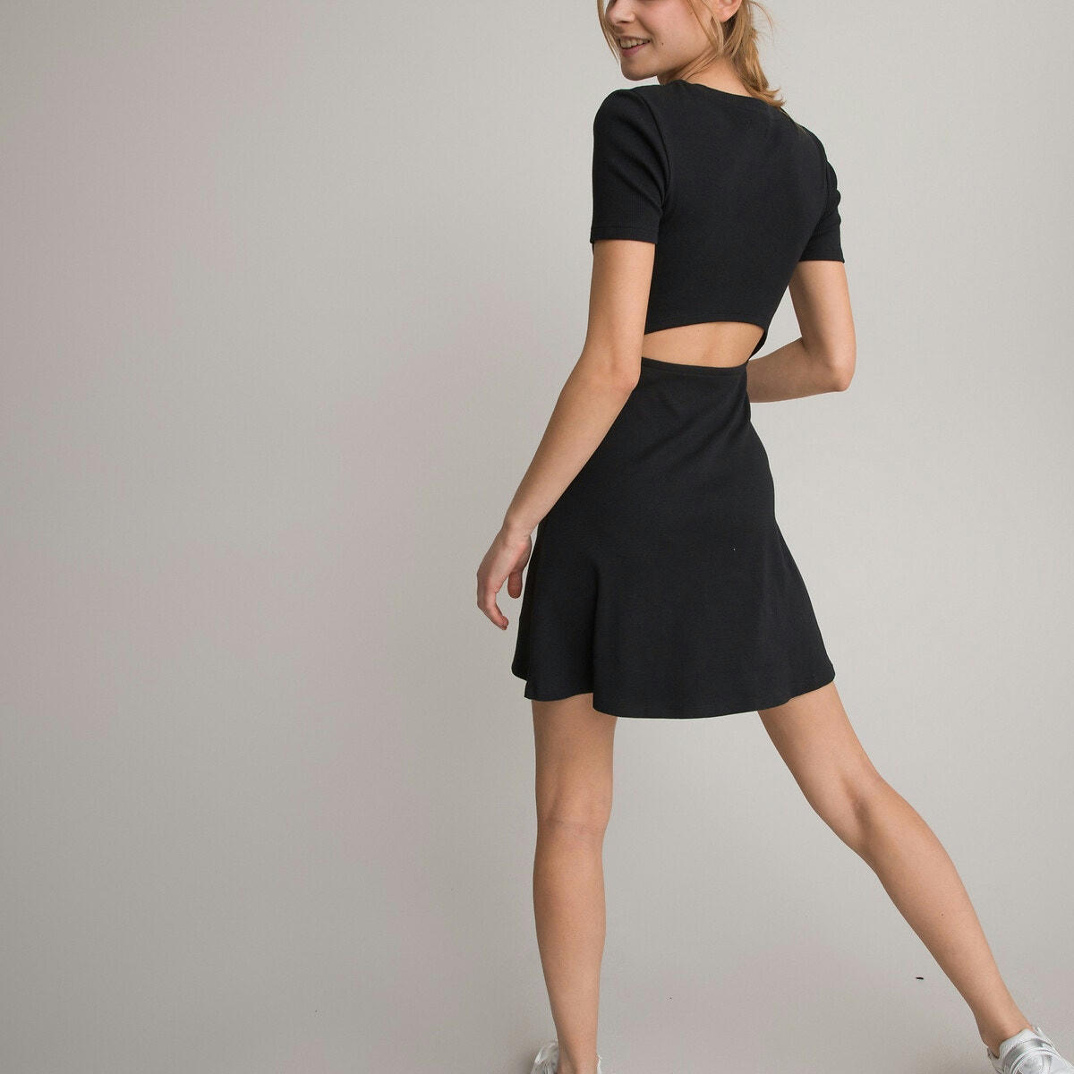 Robe manches courtes en côtes, joli dos