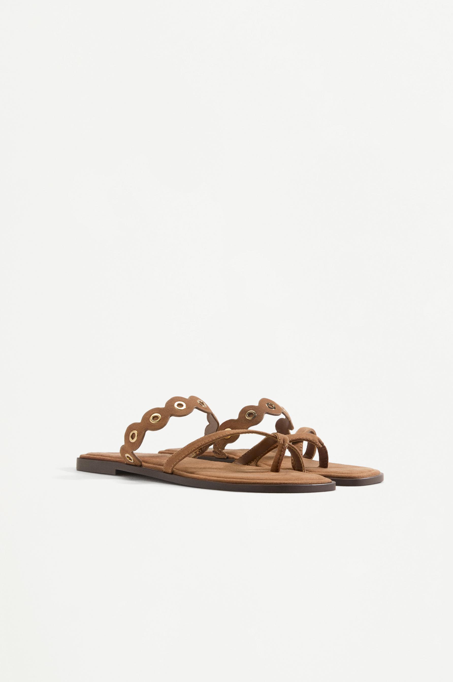 Sandalia plana tiras tachas
