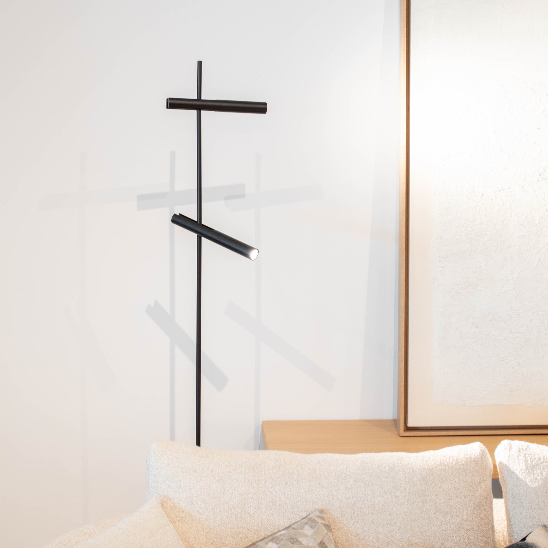 Atmooz Zyon Vloerlamp – Ø20 cm – Zwart – 134cm – Roségouden Kap – LED