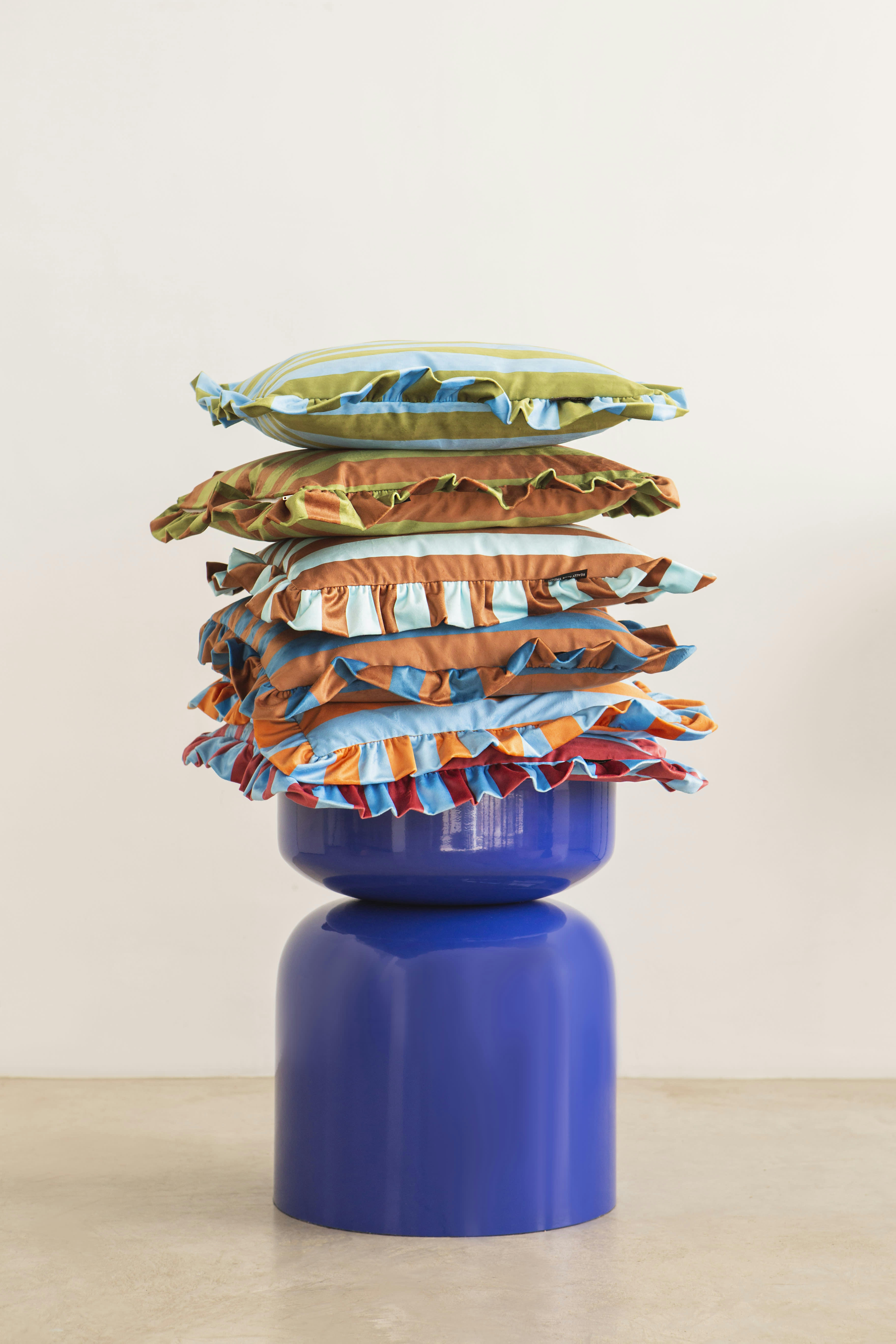 RUFFLE - Coussin en velours avec volant plissé, bleu et marron