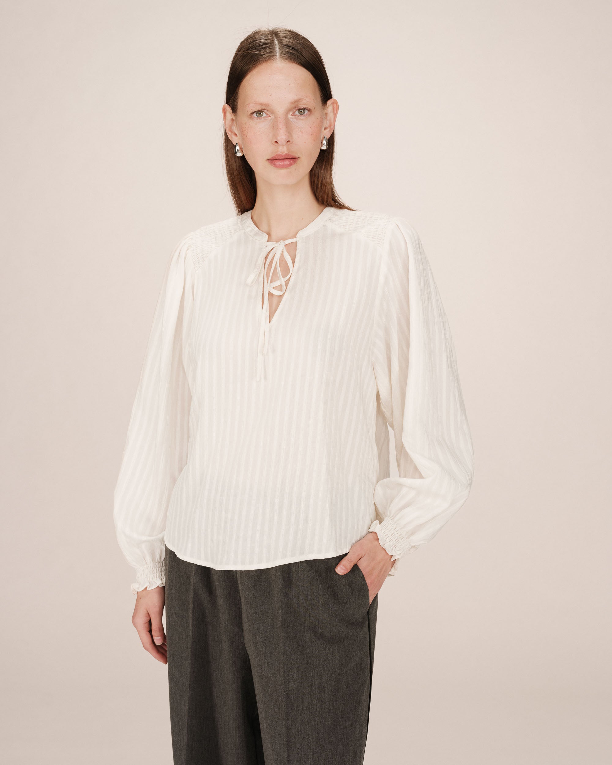 Blouse col noué ecru Serinda