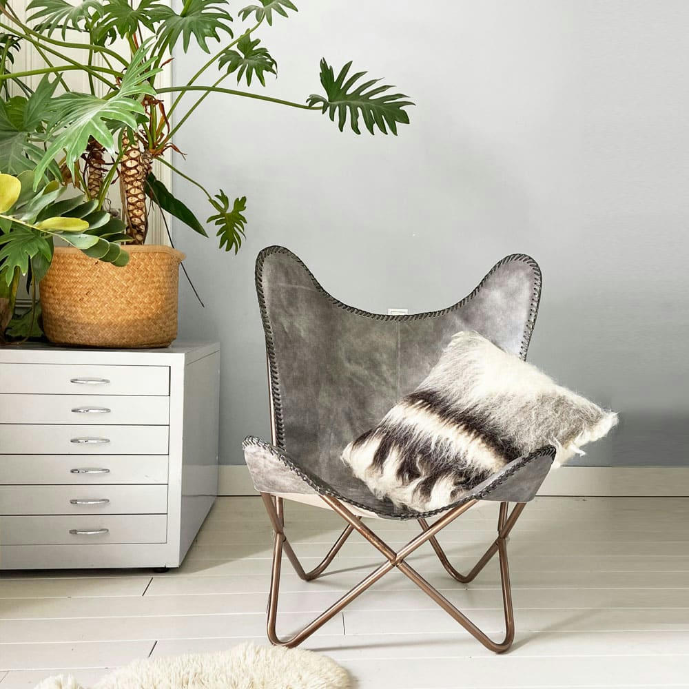 WOOL HANDWOVEN - Coussin triangle 100% laine noir et blanc cassé 50x50