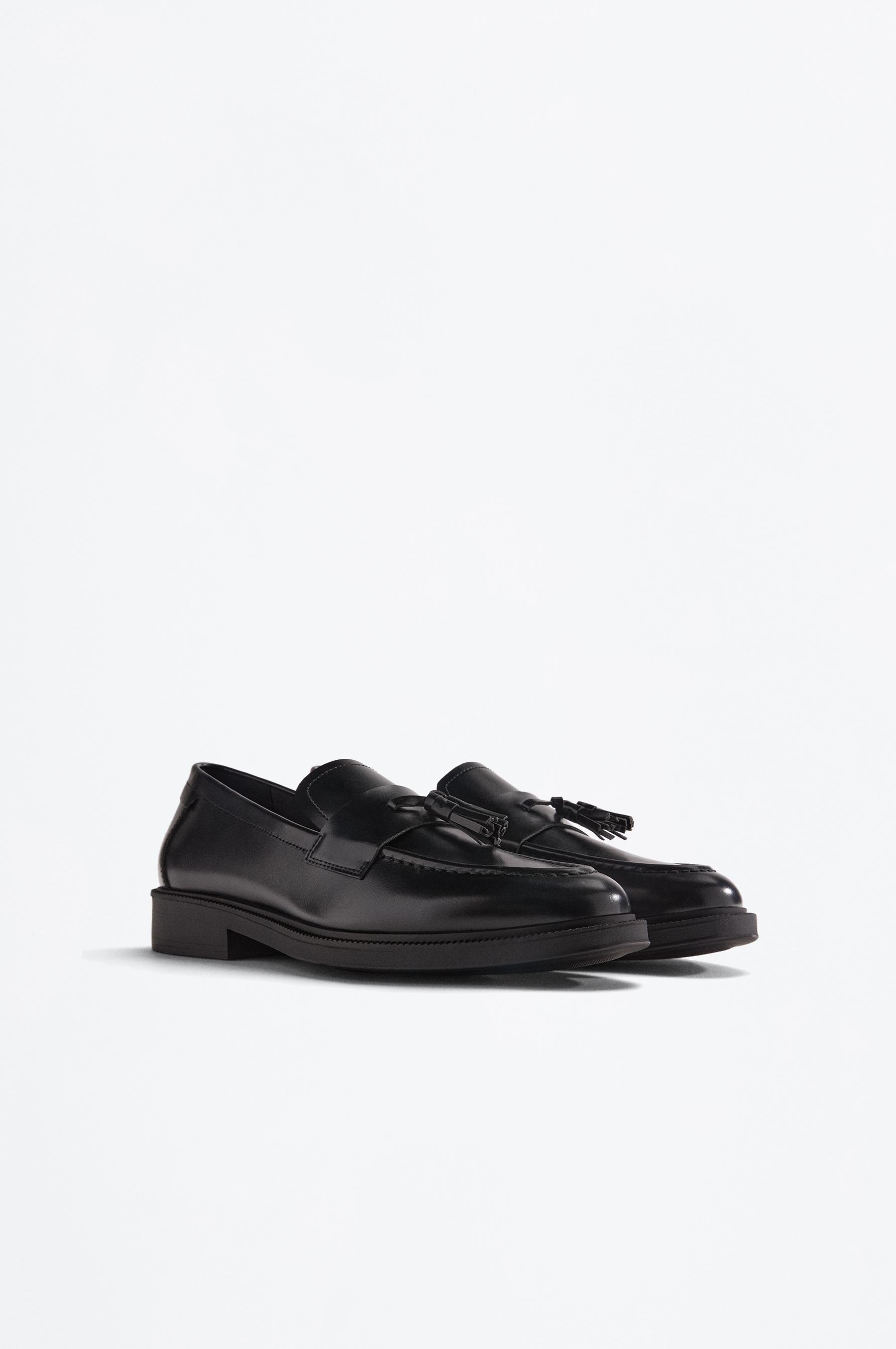 Zapato mocasín borlas