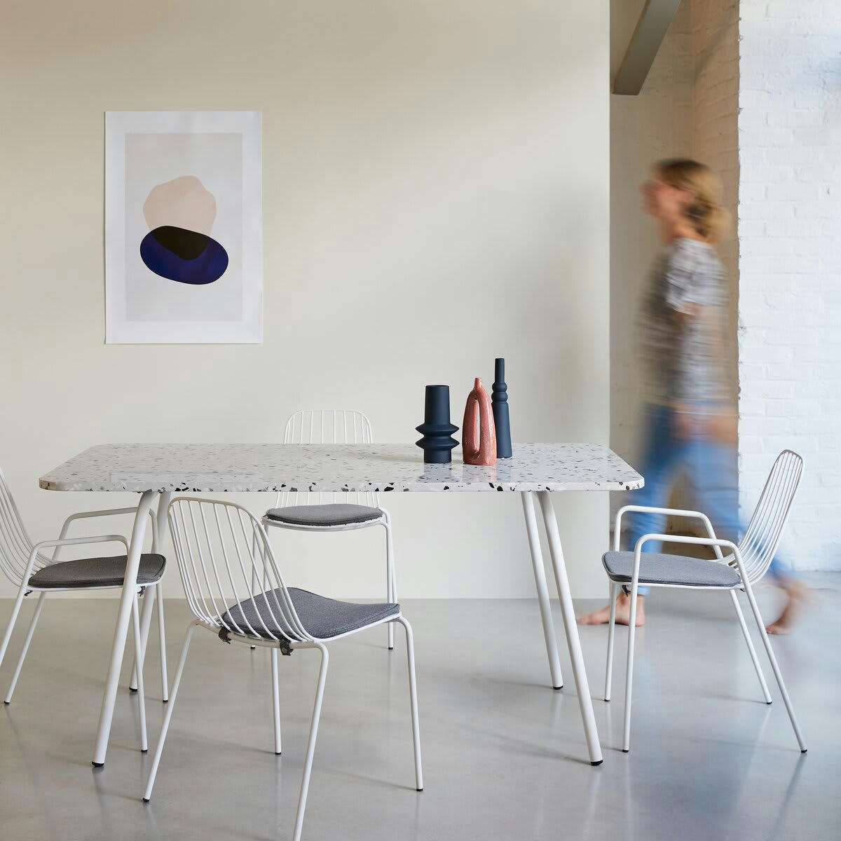 ELIO - Table rectangulaire en terrazzo premium et métal blanc 4/6 pers.