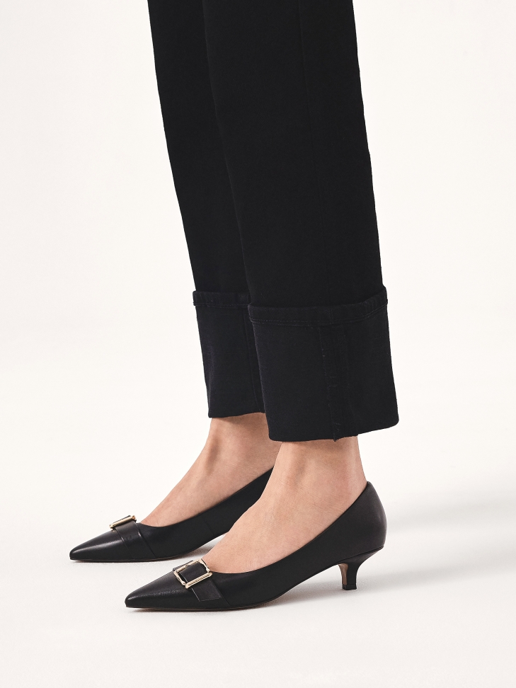 Leather pumps with kitten heels