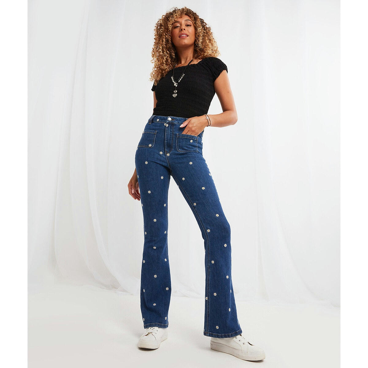 Jean bootcut, marguerites brodées