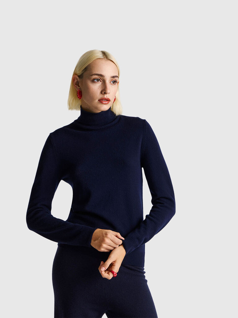 Dark blue turtleneck in pure Merino wool