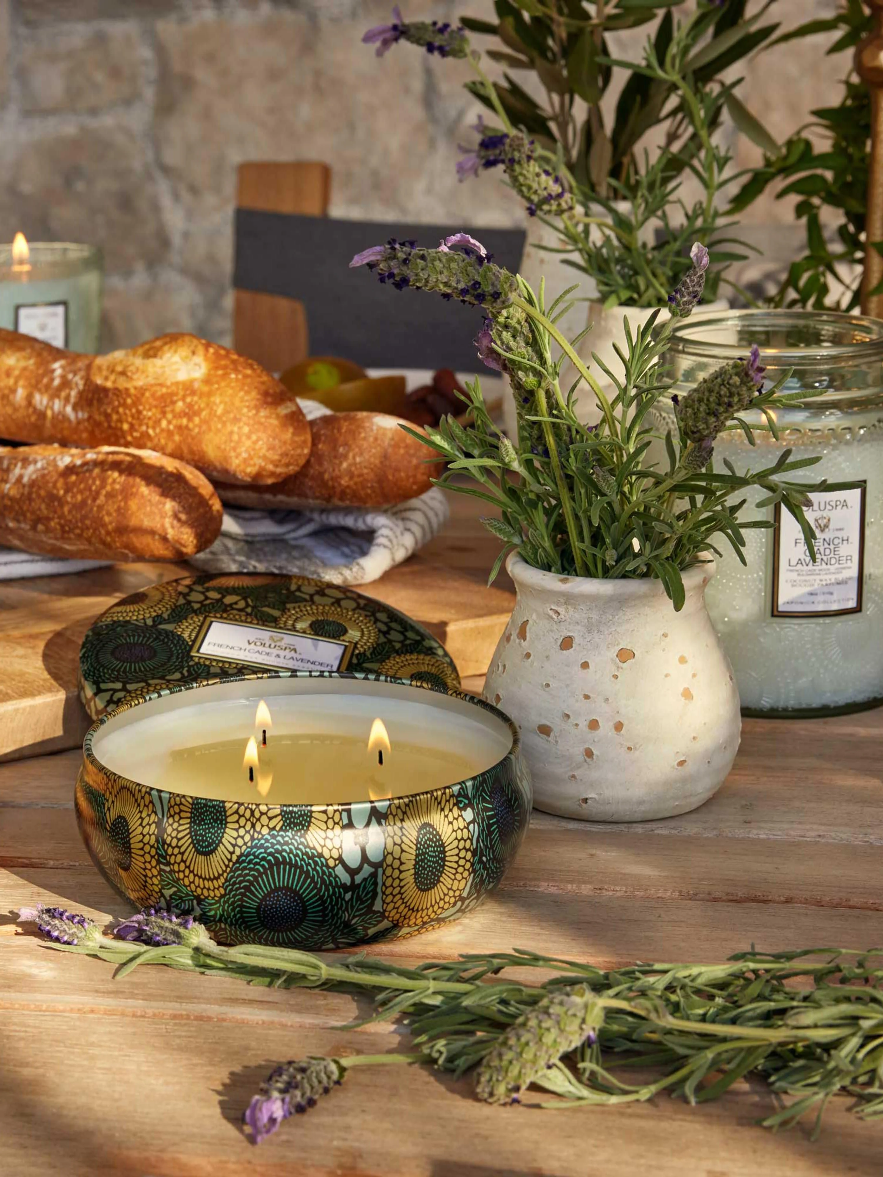 Handgefertigte Dreidocht-Duftkerze Japonica Collection (Cade-Holz, Eisenkraut & Lavendel)