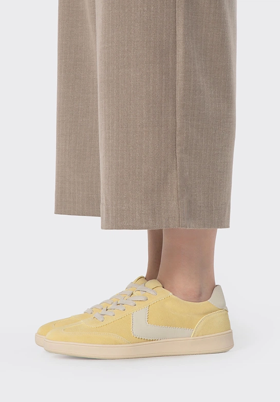 Zamszowe sneakersy z kontrastowymi wstawkami z ekoskóry żółto - białe