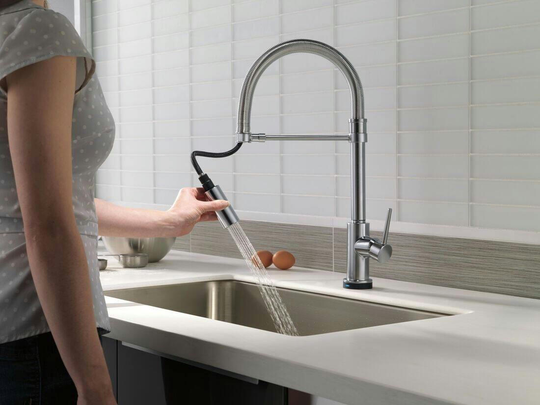 Delta Trinsic 1-Handle Pull-Down Spring Spout Kitchen Faucet, Arctic Stainless