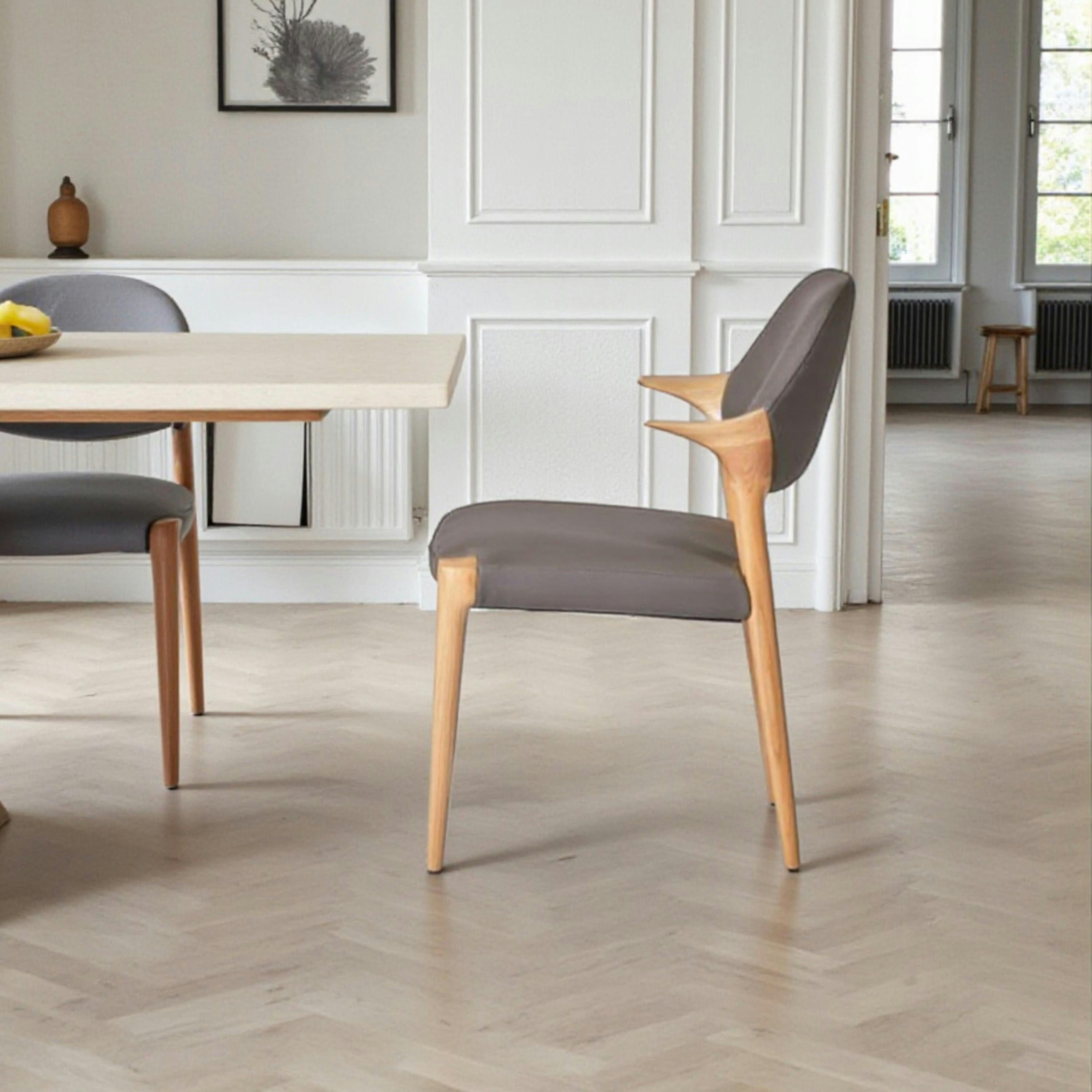 Chaise en cuir gris foncé design, accoudoirs bois clair ALDER