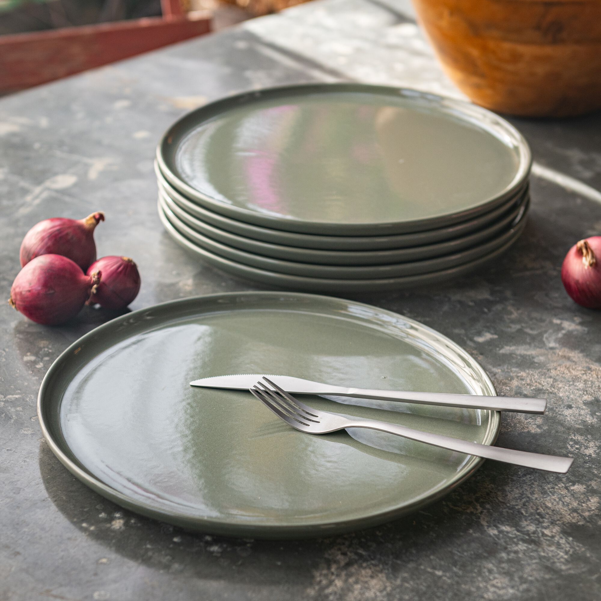 SELMA - Assiette plate en faïence D28cm - vert cèdre