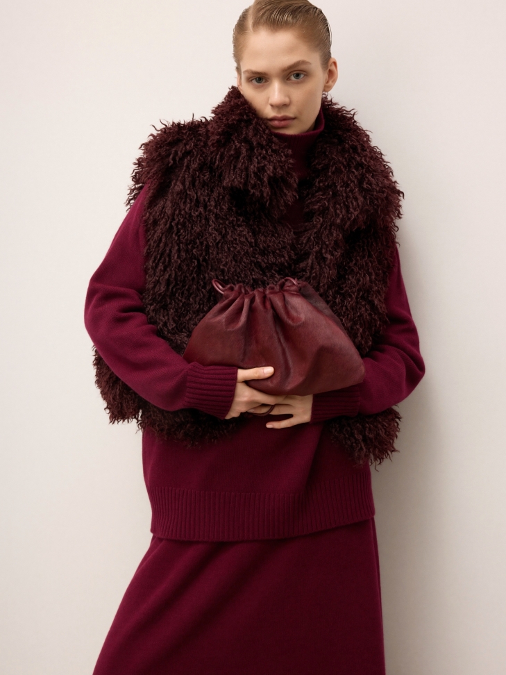 Maroon leather bag with natural bristles