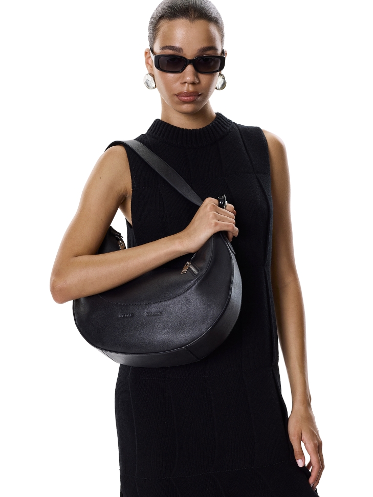 Leather shoulder bag with rounded shape