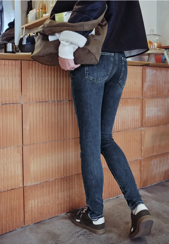 Jeans mit Destroyed Details