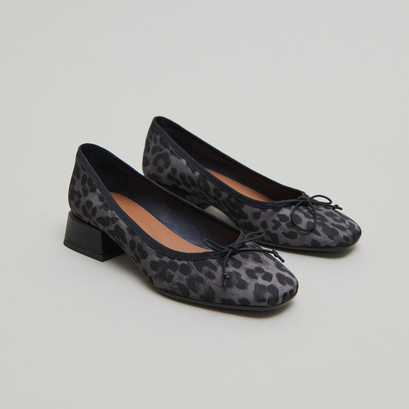 Ballerines à petits talonsen textile léopard gris | DYBIL