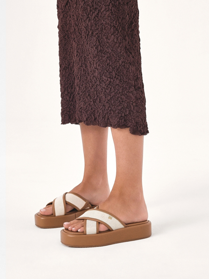 Brown slides in leather and canvas fabric