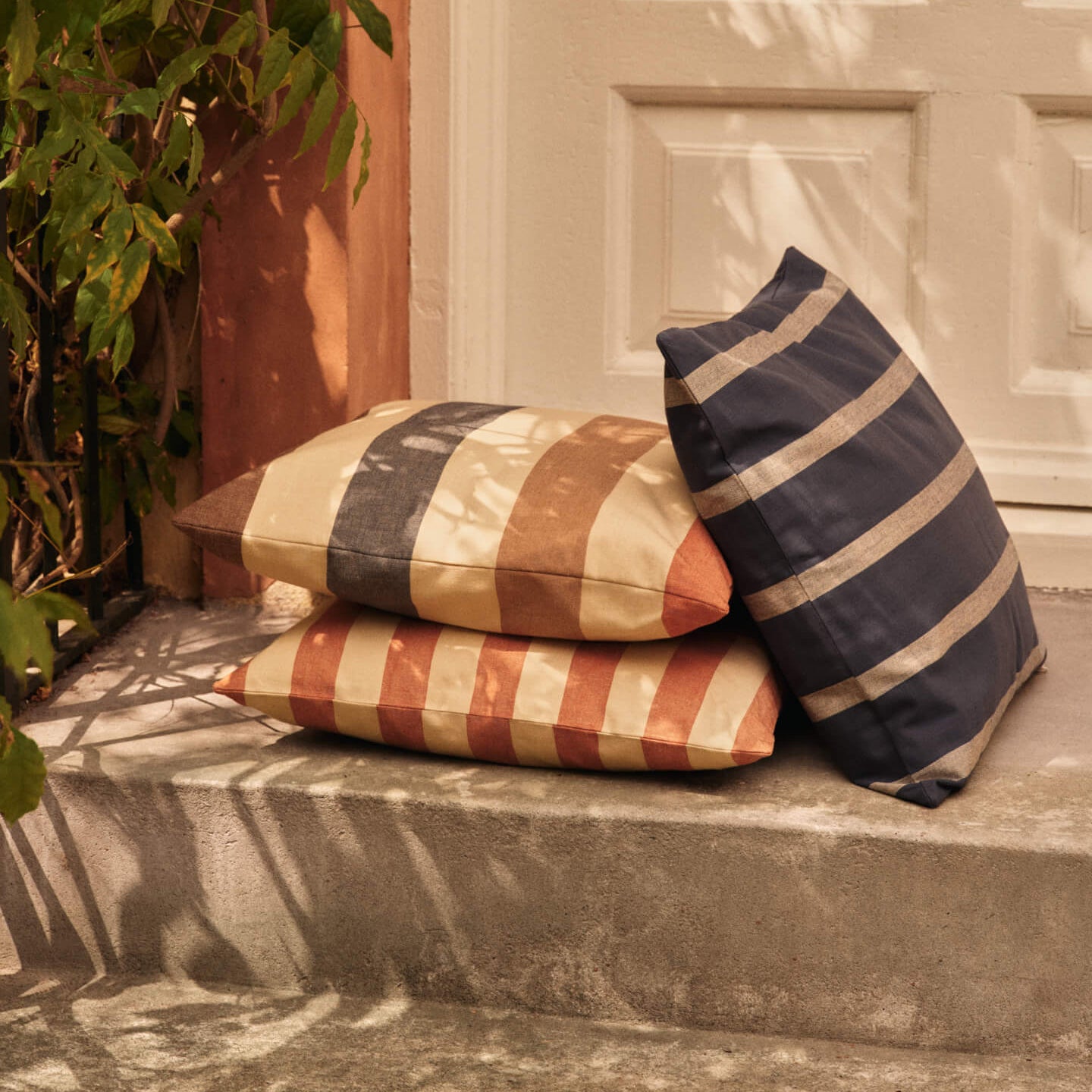 Ferm Living Strand Outdoor Kussenhoes - Indigo Blue / Parchment