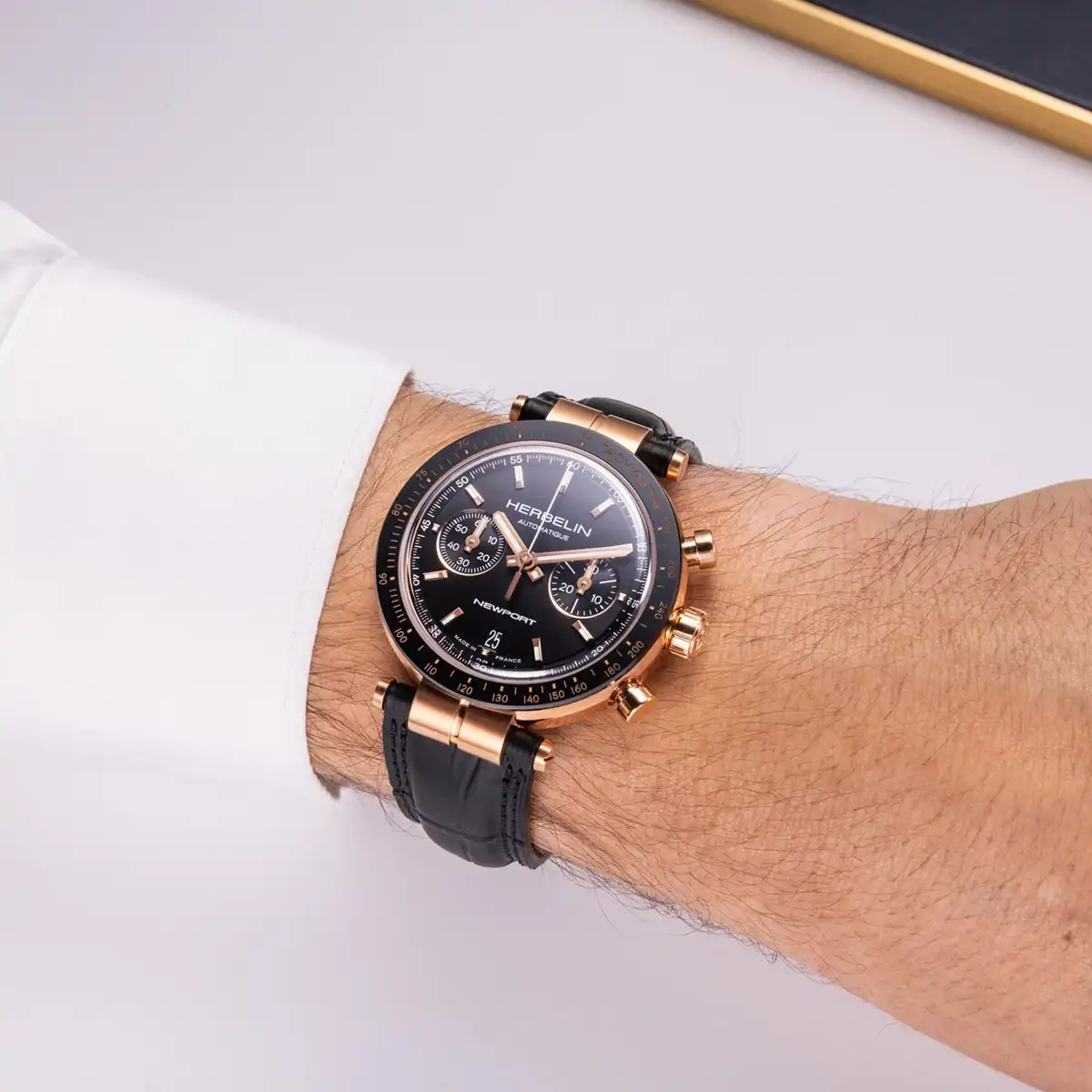 NEWPORT – AUTOMATIQUE CHRONO – NOIR & PVD OR ROSE