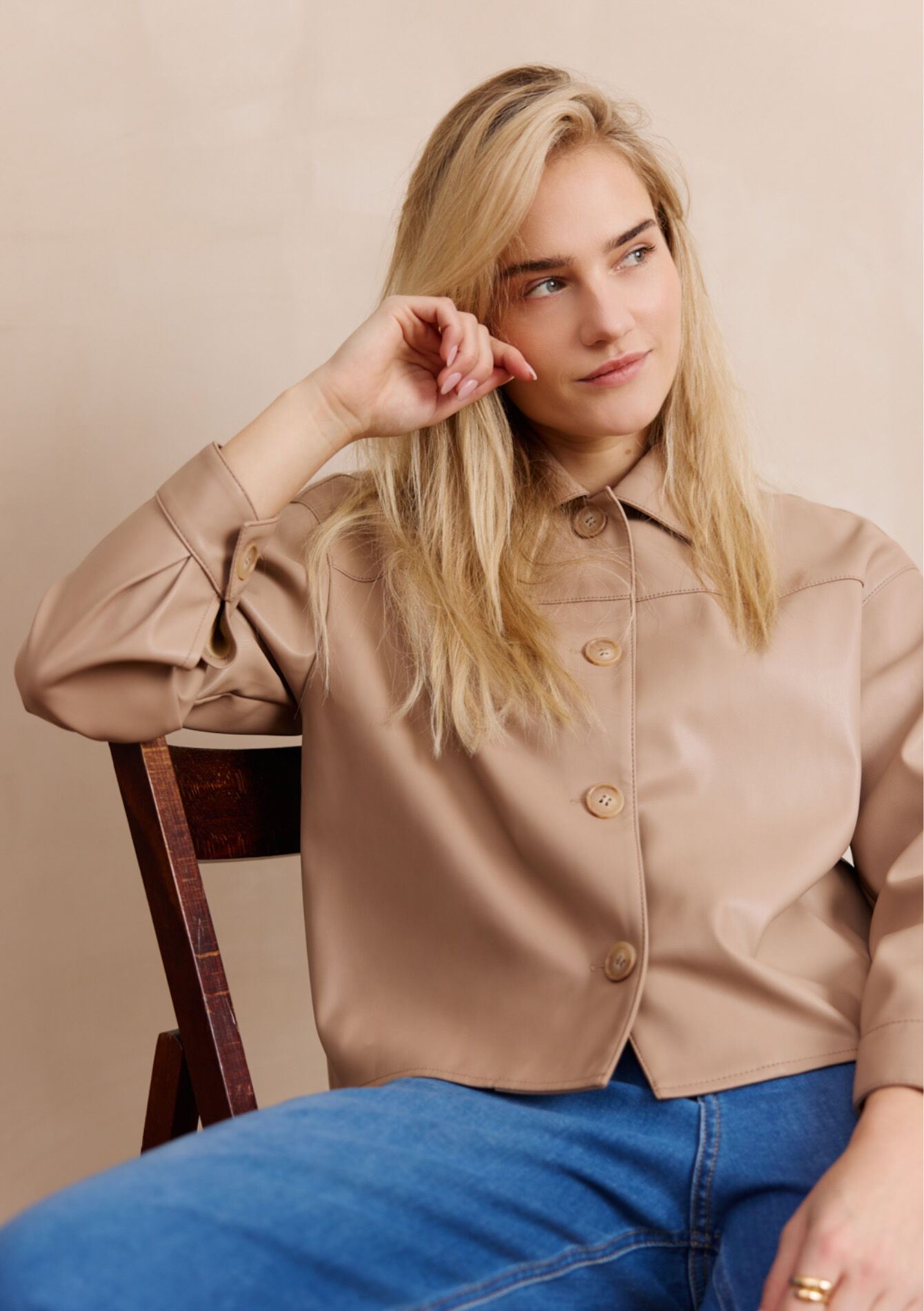 Korte jas met knopen