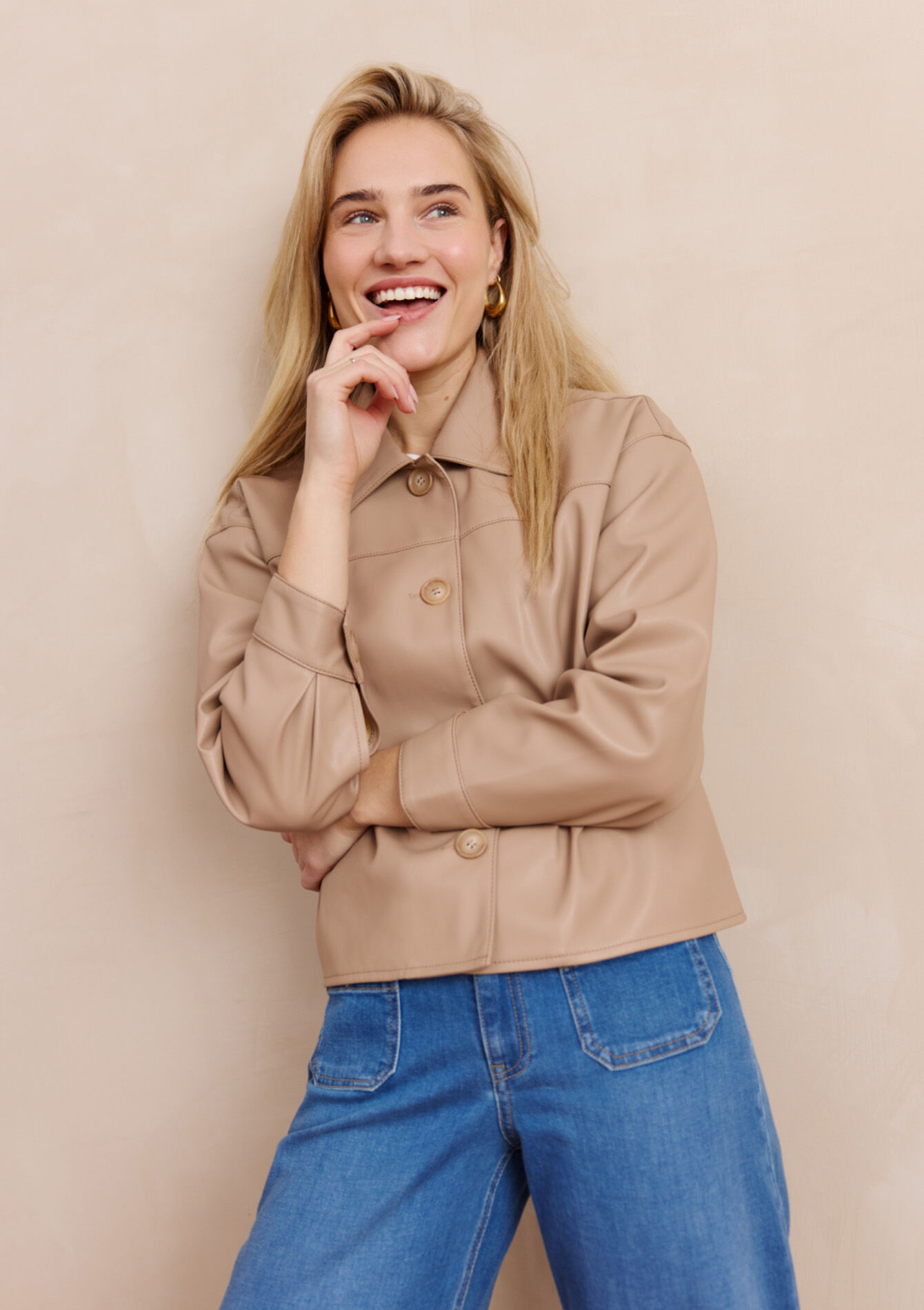 Korte jas met knopen