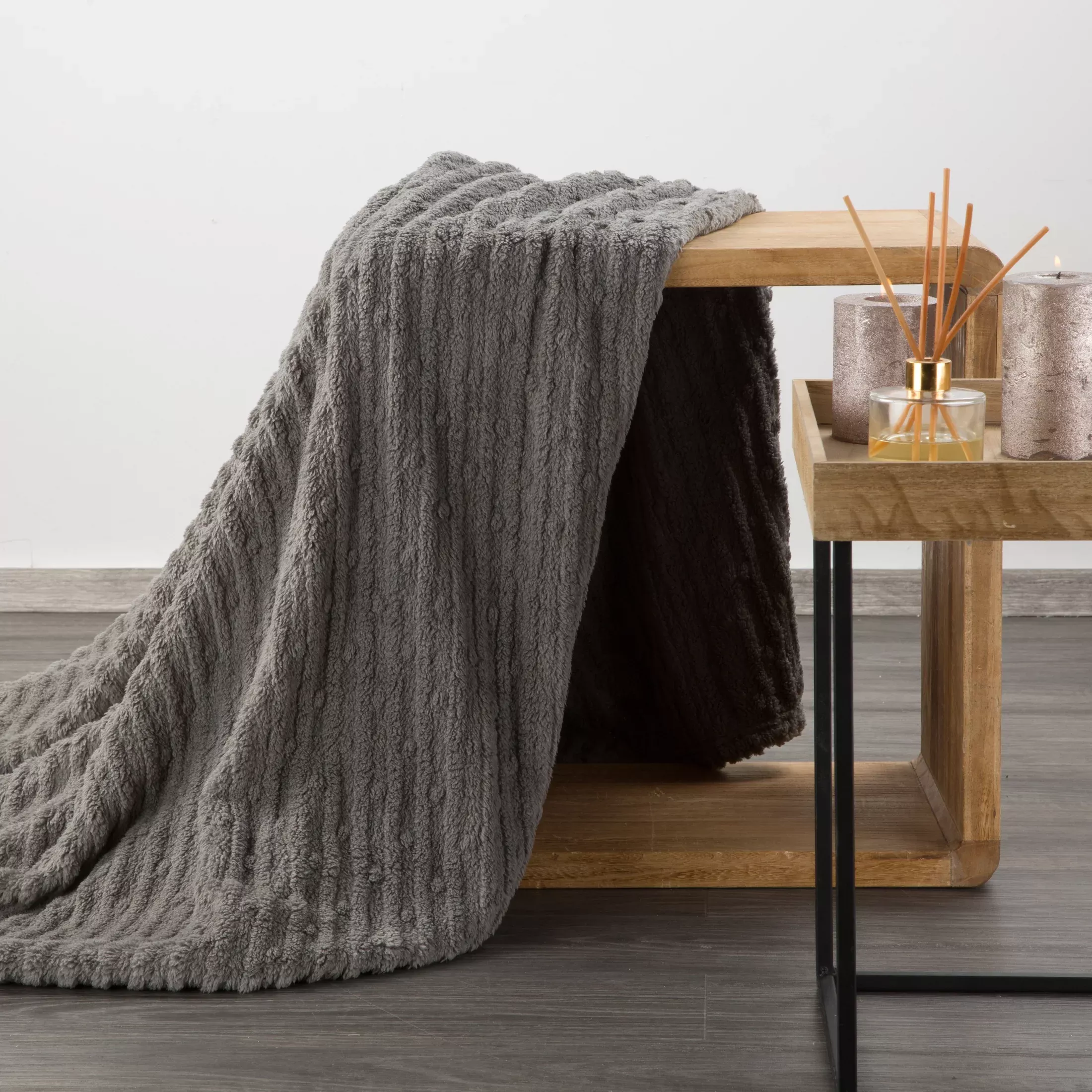 Koc 150x200 cm stalowy z wytłaczanym wzorem pasów LISA Design 91
