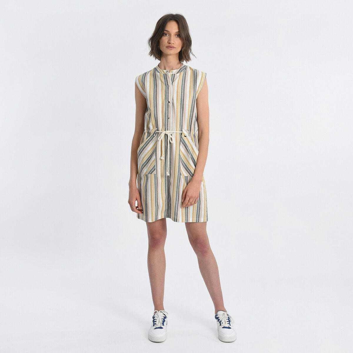 Robe courte rayée avec cordon, col mao