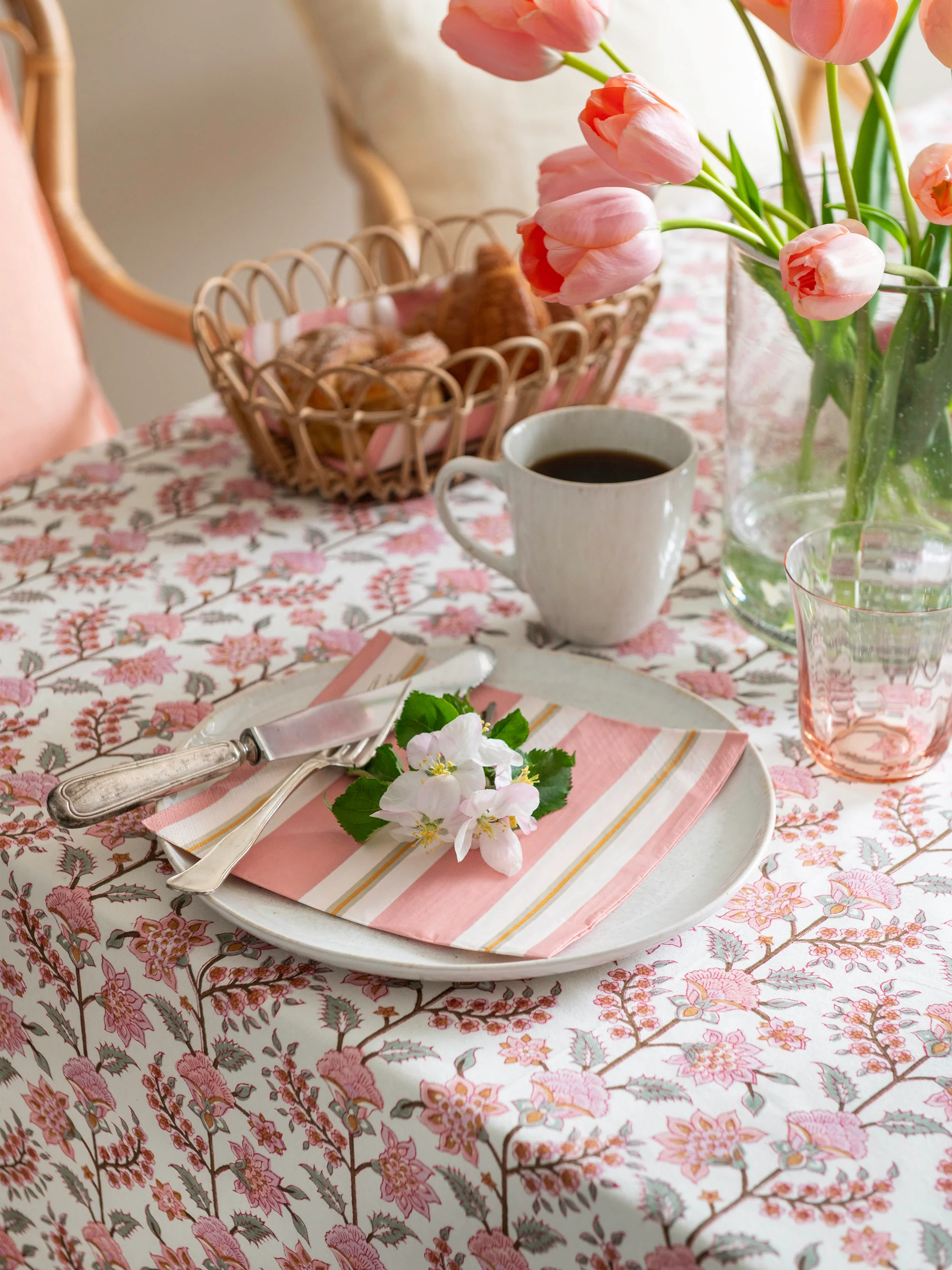 Handgefertigte Tischdecke Melon mit floralem Design