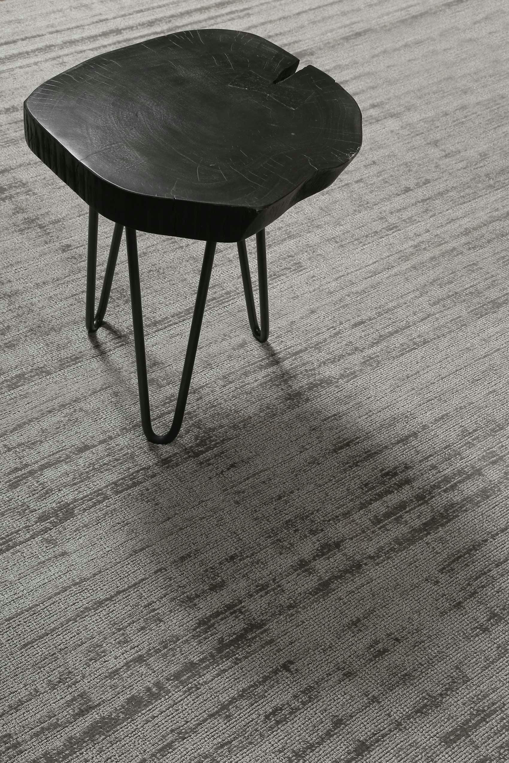MIRAMONTI - Tapis fait main à poil ras effet soie gris clair 70x140