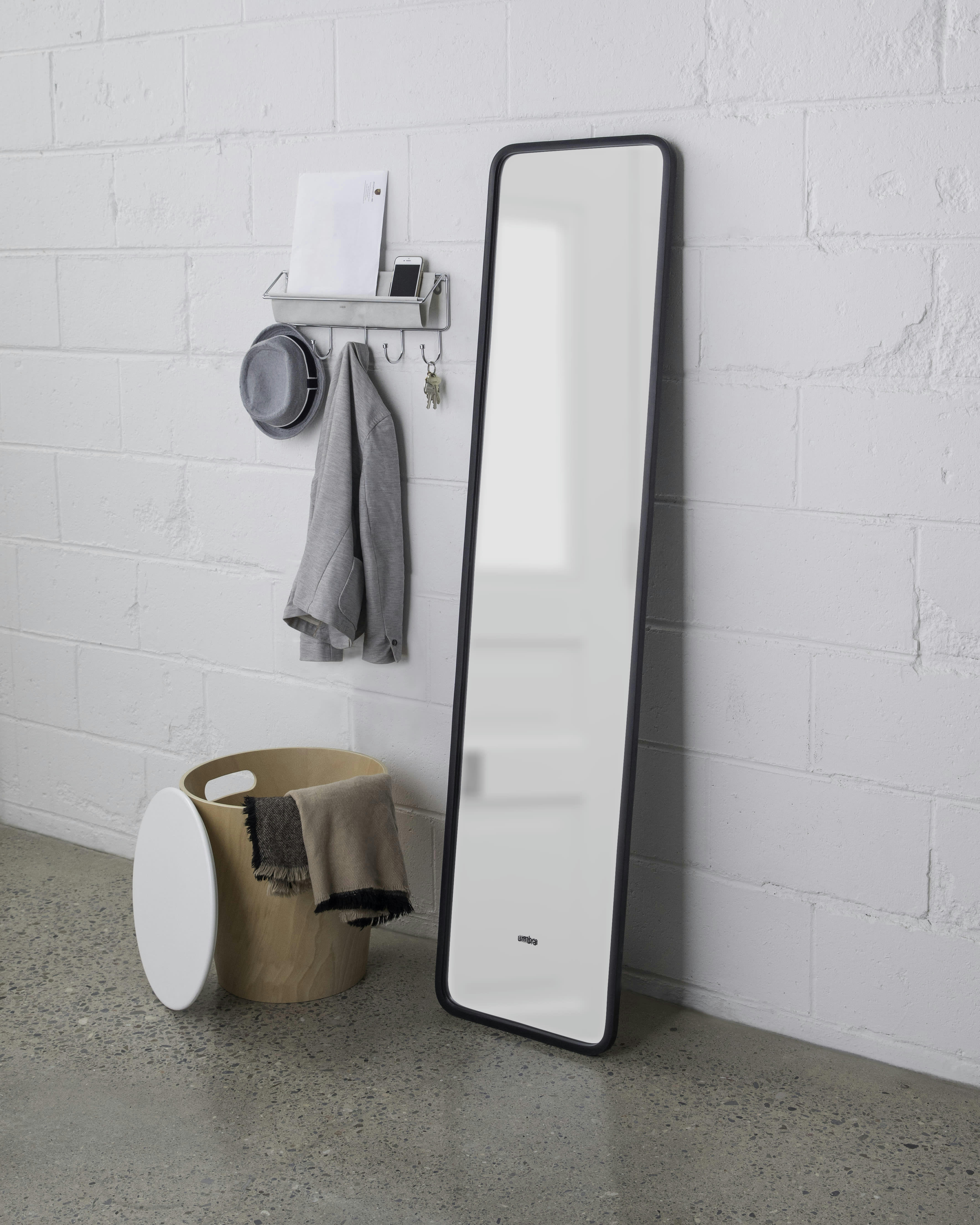 HUB - Miroir en pied à suspendre ou poser en caoutchouc noir 157x37cm