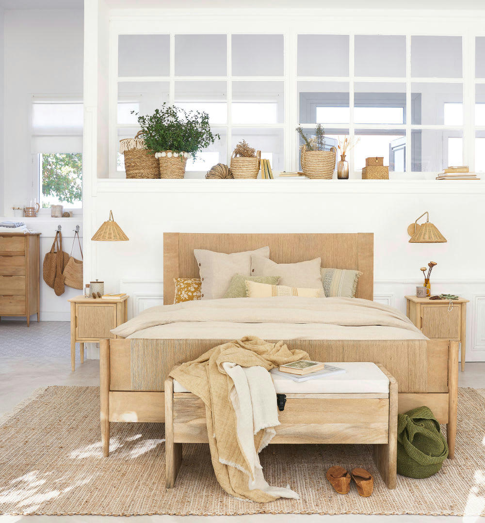 - Panier tressé en fibre végétale et pompons ivoires