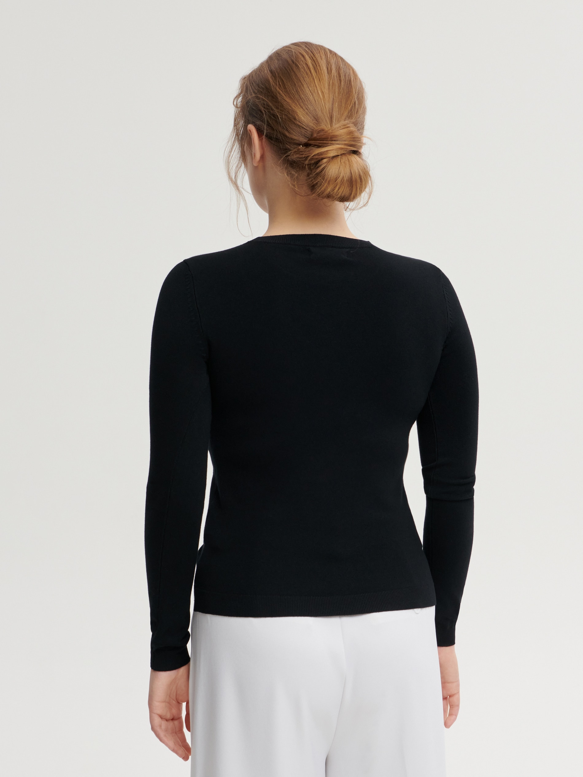 Sweter z ozdobnymi guzikami