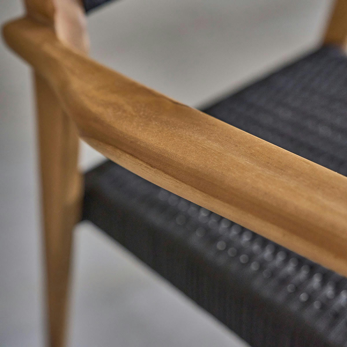 - Lot de 2 fauteuils en teck massif et cordage noir