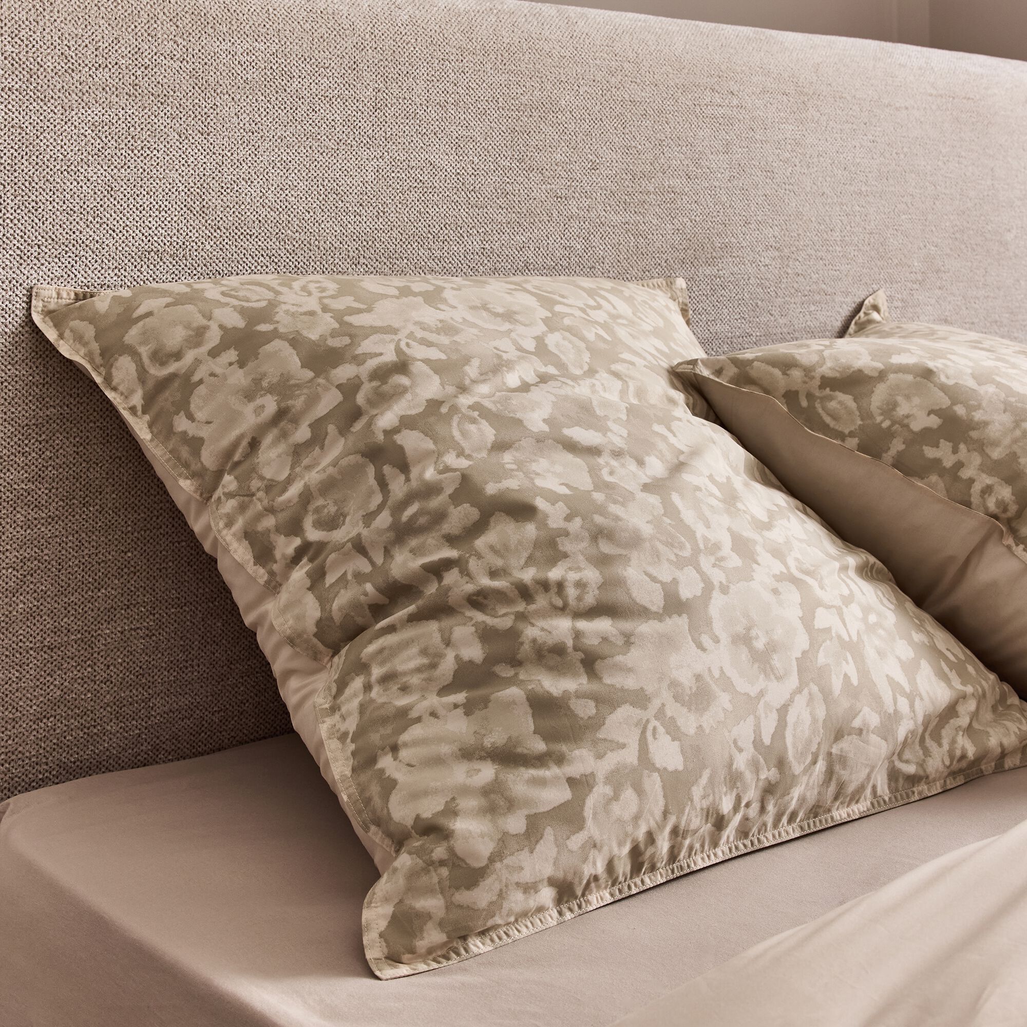 MAELIA - Housse de couette 240x220cm et 2 taies d'oreiller 63x63cm en percale de coton motif floral - beige