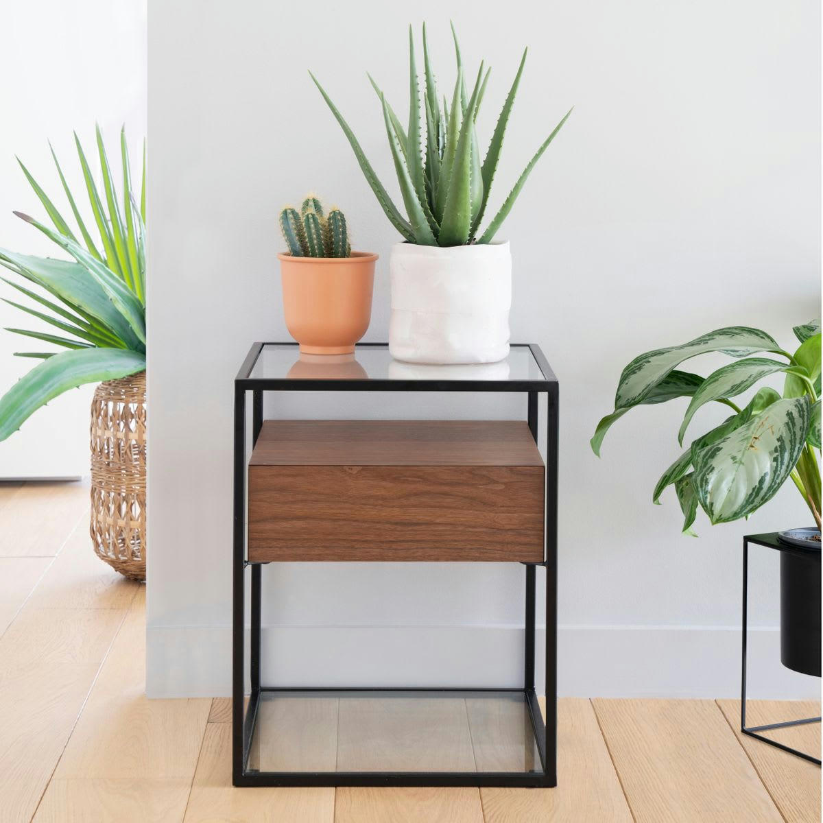 HELIX - Bout de canapé en métal verre et plaquage noyer 1 tiroir