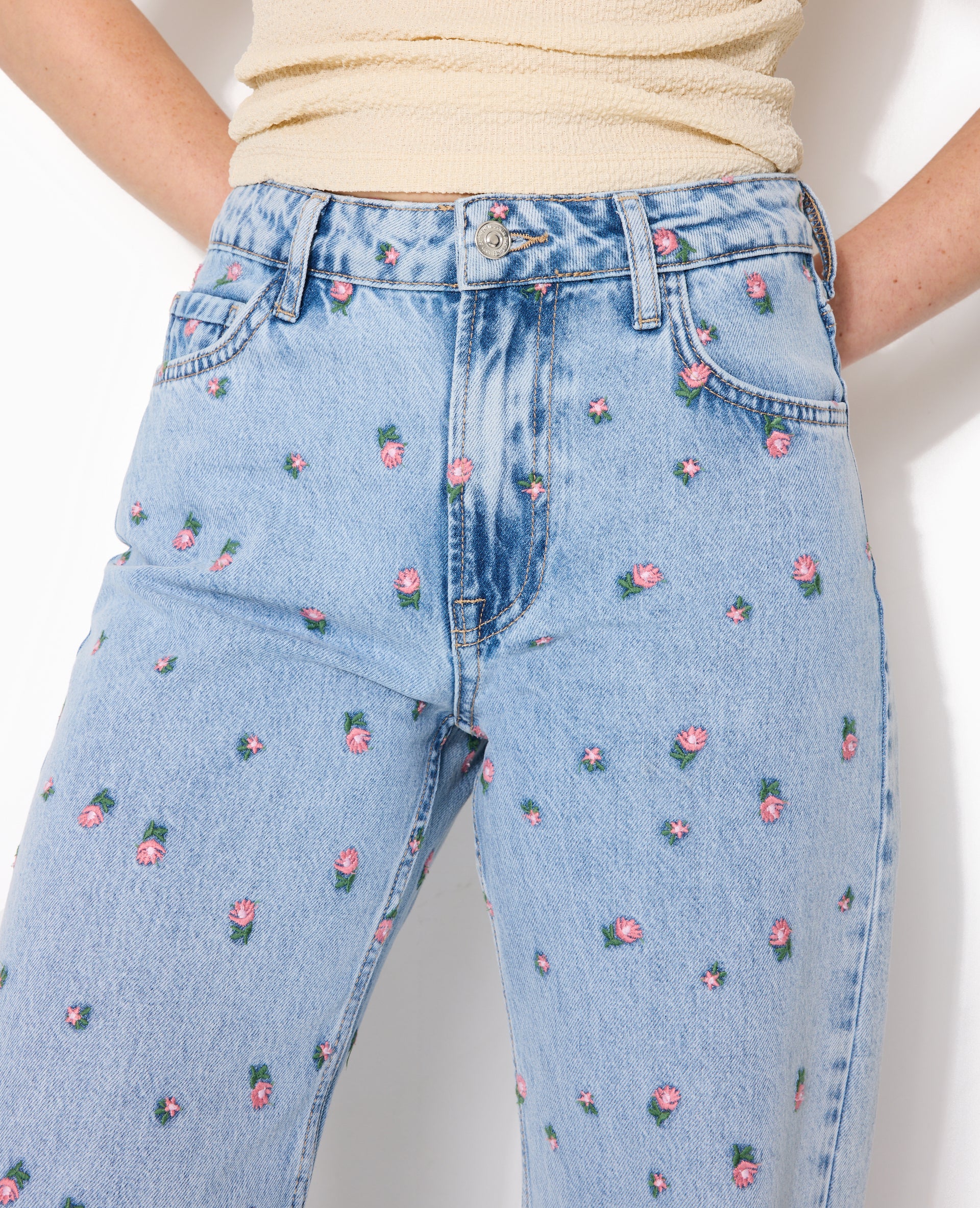 Jean straight taille haute avec broderies fleurs
