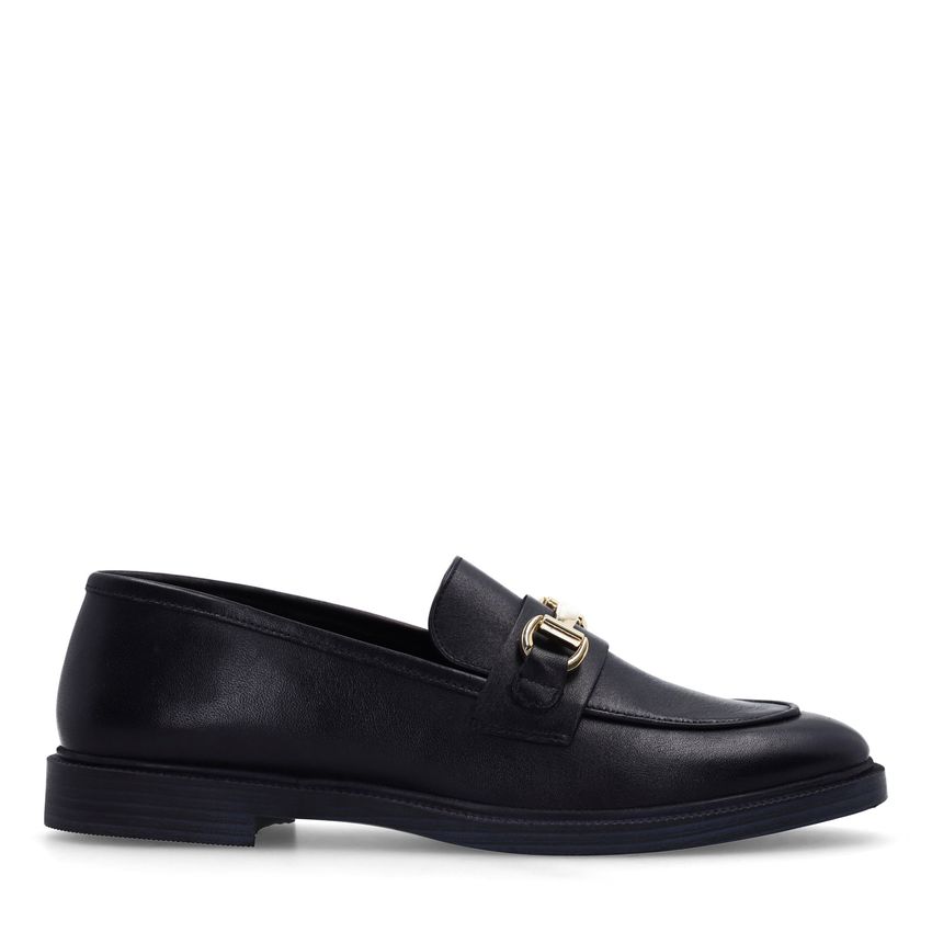 Manfield Zwarte leren loafers met goudkleurig detail