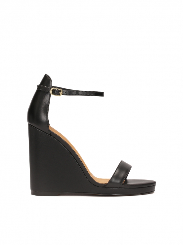 Sandals with covered heel on platforms