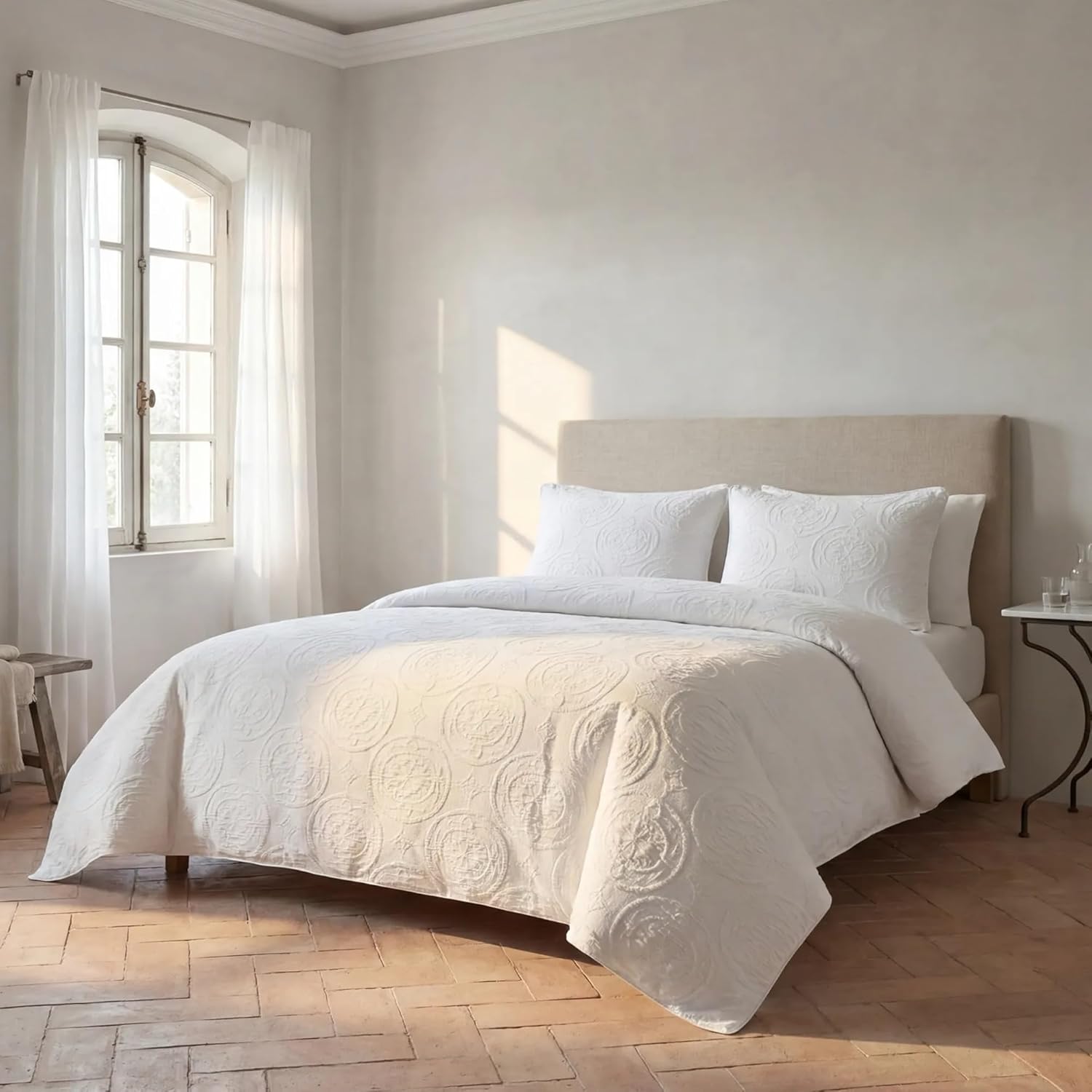 HiEnd Accents Verona Matelassé 3 Piece Queen Duvet Cover Set, Vintage White Cotton Medallion Pattern Bedding Set, Classic Chic Casual Farmhouse Bed Set, 1 Comforter Cover and 2 Pillow Shams
