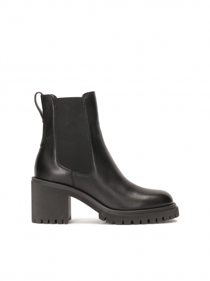 Classic leather boots with elastic inserts