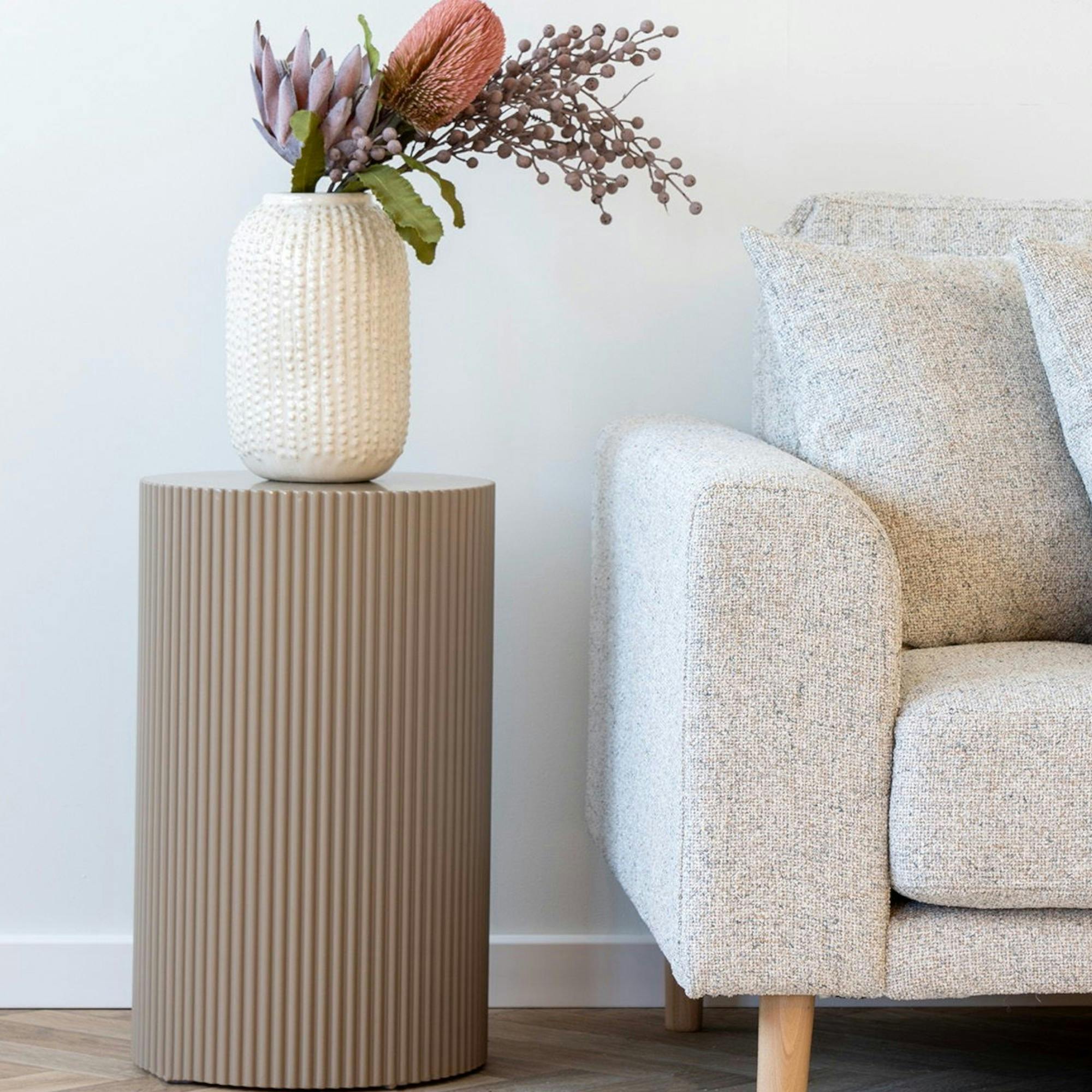 Bout de canapé design - forme ronde striée, beige naturel TRINITE