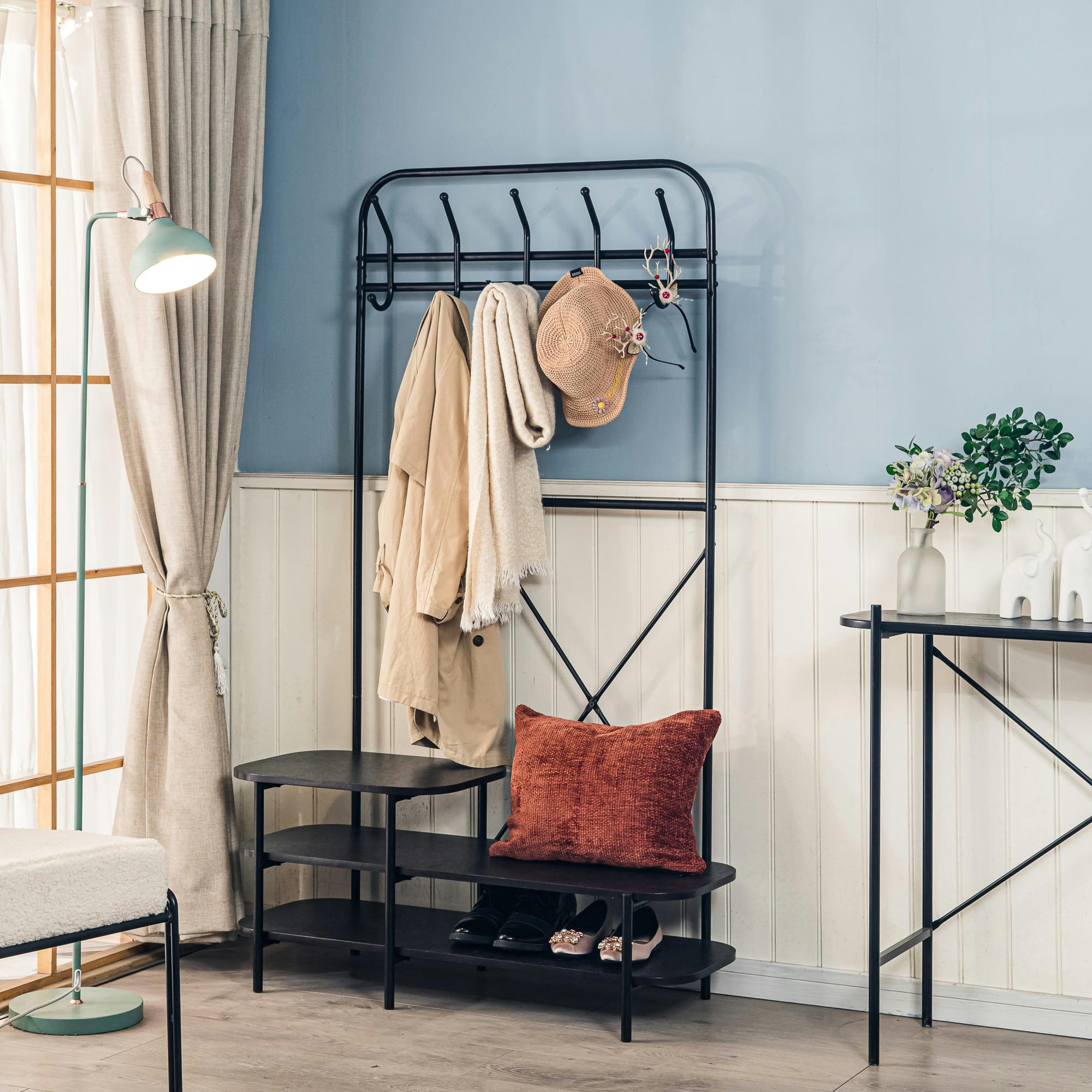 - Vestiaire d'entrée style industriel avec plateaux en bois noir