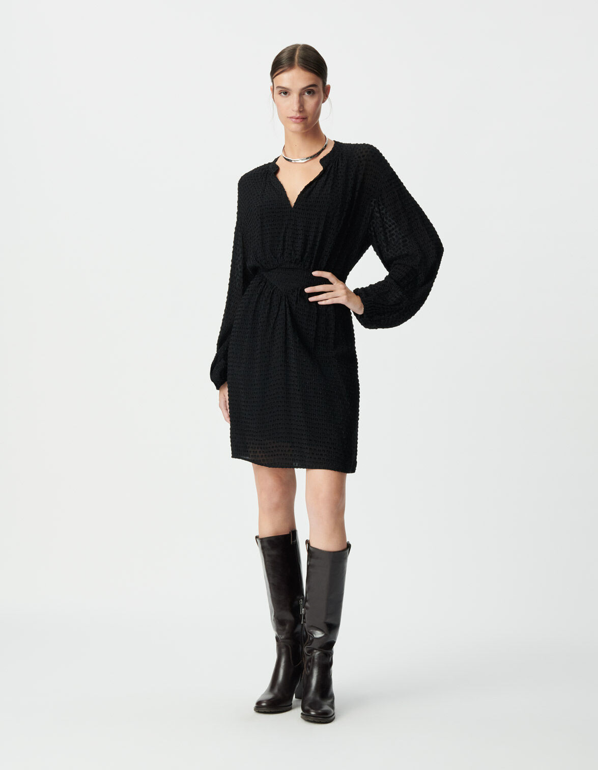 Robe noire à col V et manches longues pour femme